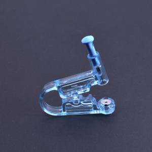 Одноразовый голубой пистолет для прокола ушей. Серьга-гвоздик цвет серебро с белым кристаллом OPP001