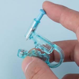 Одноразовый голубой пистолет для прокола ушей. Серьга-гвоздик цвет серебро с белым кристаллом OPP001